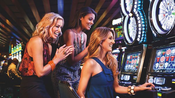 Antarmuka permainan Caribbean Stud Poker menampilkan kartu tangan, kartu dealer, dan opsi bermain atau fold